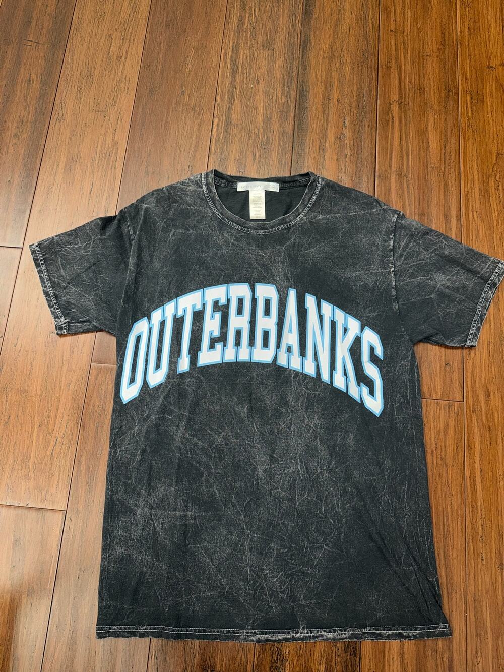 Outer Banks graphic t-shirt features Top XS